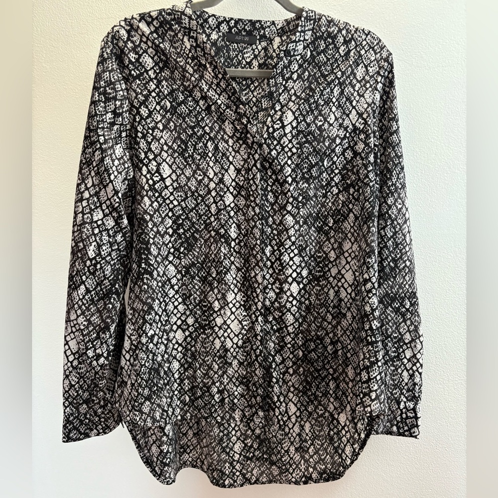 NWOT Apt. 9 Black & White V-Neck Tunic Blouse L